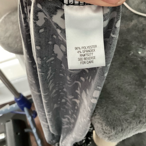 Apt 9 black and white blouse top. Size Large with faux wrap & ruching. - Picture 9 of 9